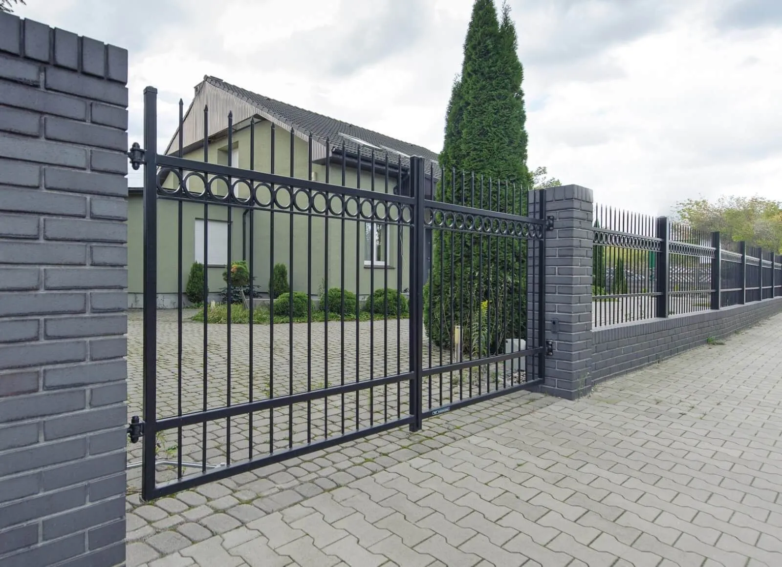 Ogrodzenie STYLE WIŚNIOWSKI z bramą skrzydłową, CARPENTER Bydgoszcz i Toruń Ogrodzenie STYLE WIŚNIOWSKI z bramą skrzydłową, CARPENTER Bydgoszcz i Toruń