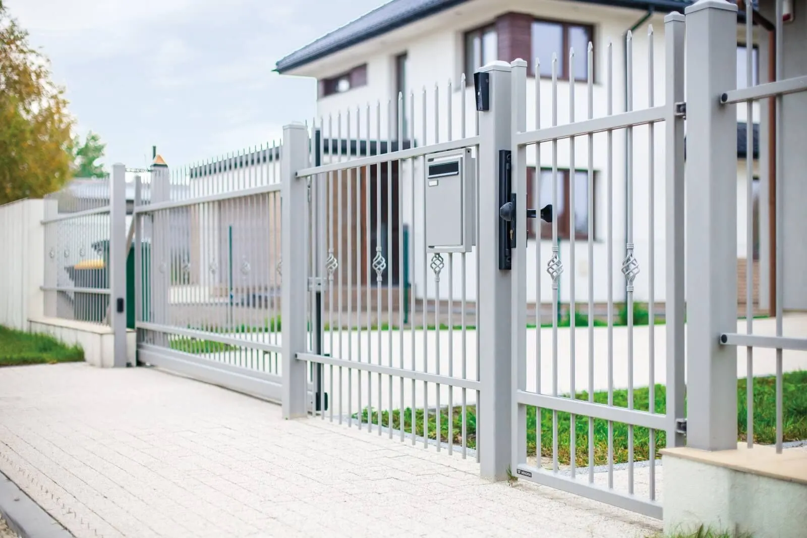 Ogrodzenie STYLE WIŚNIOWSKI wraz z bramą przesuwną i furtką, CARPENTER Bydgoszcz i Toruń Ogrodzenie STYLE WIŚNIOWSKI wraz z bramą przesuwną i furtką, CARPENTER Bydgoszcz i Toruń