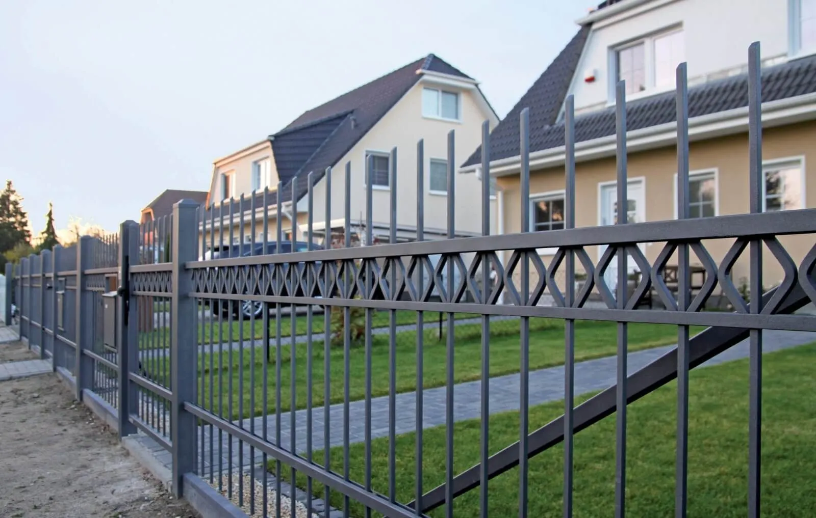 Ogrodzenie STYLE WIŚNIOWSKI z furtką i wbudowanymi skrzynkami na listy, CARPENTER Bydgoszcz i Toruń Ogrodzenie STYLE WIŚNIOWSKI z furtką i wbudowanymi skrzynkami na listy, CARPENTER Bydgoszcz i Toruń