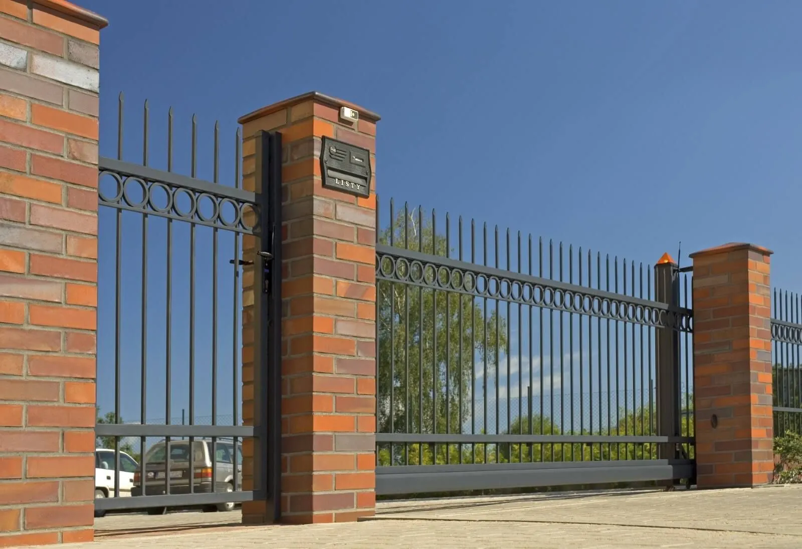 Ogrodzenie STYLE WIŚNIOWSKI z bramą przesuwną i furtką, CARPENTER Bydgoszcz i Toruń Ogrodzenie STYLE WIŚNIOWSKI z bramą przesuwną i furtką, CARPENTER Bydgoszcz i Toruń