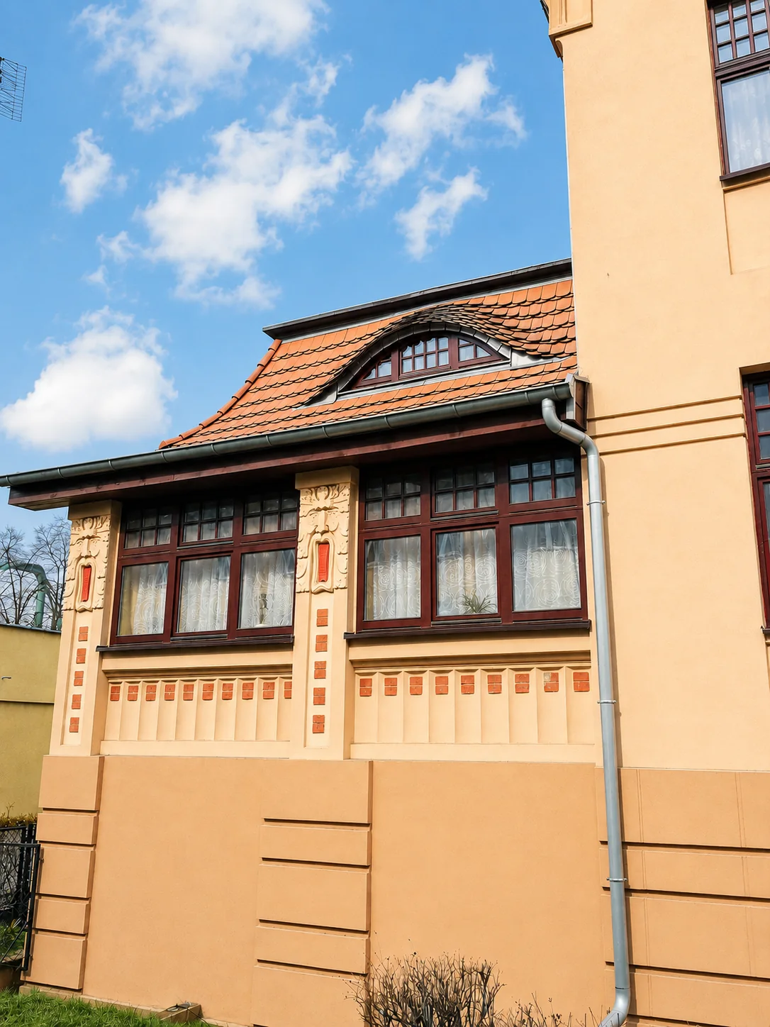 Drewniane okna w zabytkowej kamienicy – realizacja CARPENTER Bydgoszcz
